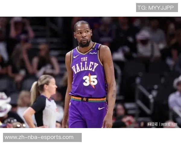 杜兰特场边轻松愉快与火箭助教艾维畅谈免战牌背后心态揭秘 杜兰特场边轻松愉快与火箭助教艾维畅谈免战牌背后心态揭秘