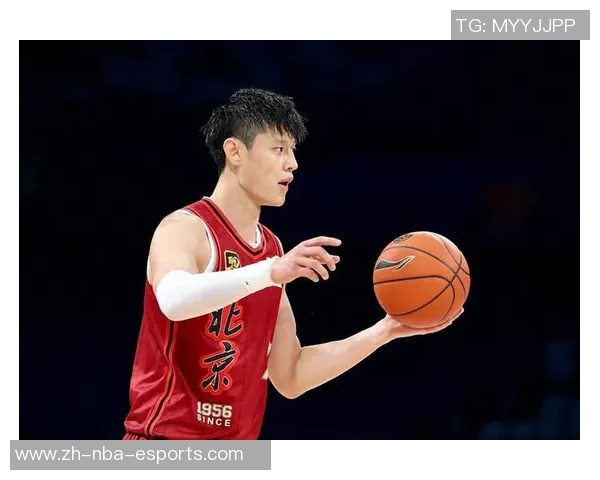 曾凡博突破遭遇压力险些失误及时回传队友化解危机 曾凡博突破遭遇压力险些失误及时回传队友化解危机