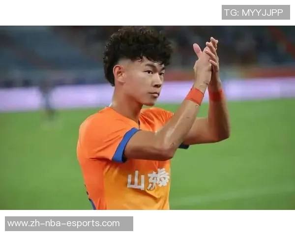 唏嘘！22岁何小珂合同到期仍未找到下家，昔日国少大腿无球可踢